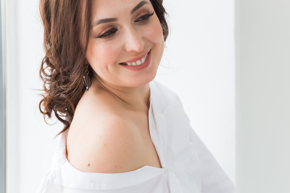 Elegant,Woman,With,Silver,Jewelry,Earrings,And,Chain,,Close,Up - Vicari - Joyería de Plata